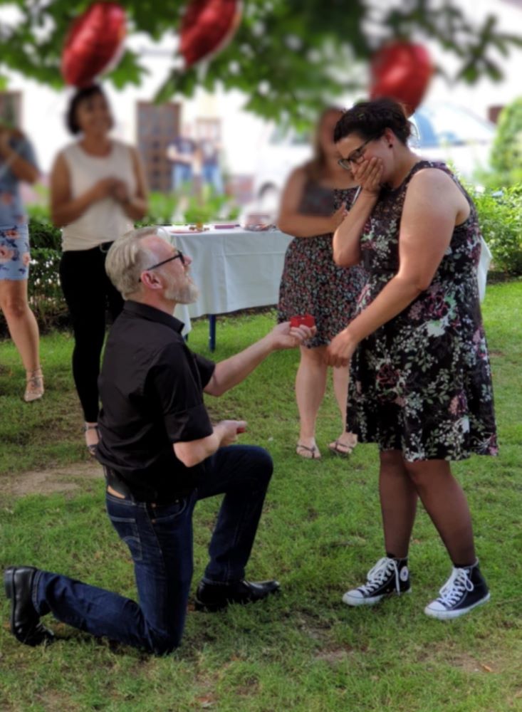 Bräutigam macht Braut einen Heiratsantrag