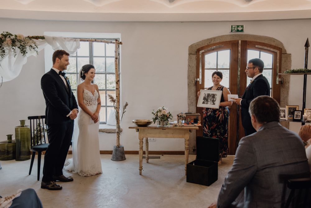 Das Brautpaar, ein Freund und die Traurednerin beim Ritual der guten Wünsche in Passau