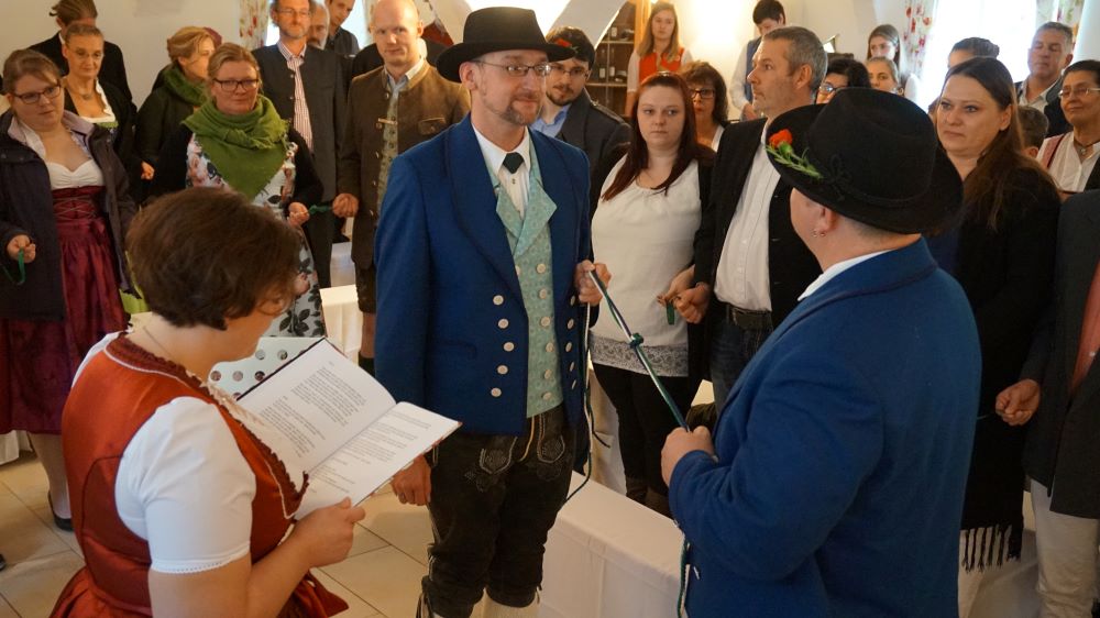 Handfasting bei der freien Trauung von Rudi & Bert in Niederbayern