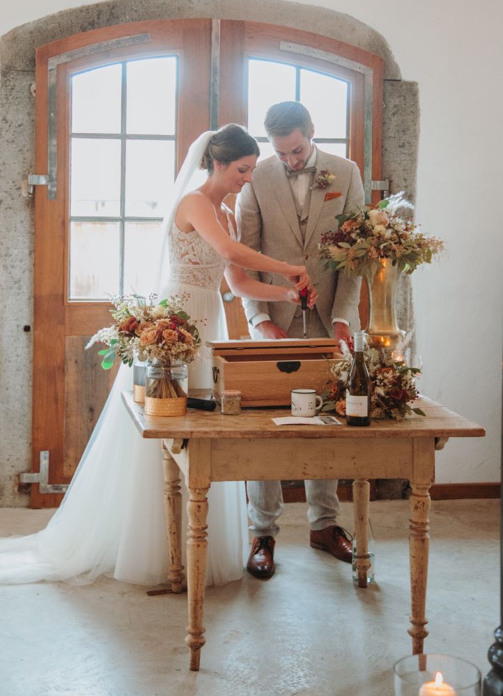 Freie_Trauung_Passau_Ritual Hochzeitspaar schraubt als Trauritual ihre Erinnerungskiste zusammen