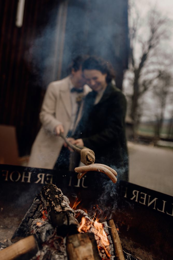 Freie_Trauung_Nabburg_Ritual Zwei Bräute braten Bratwurst bei ihrer freien Trauung in Nabburg