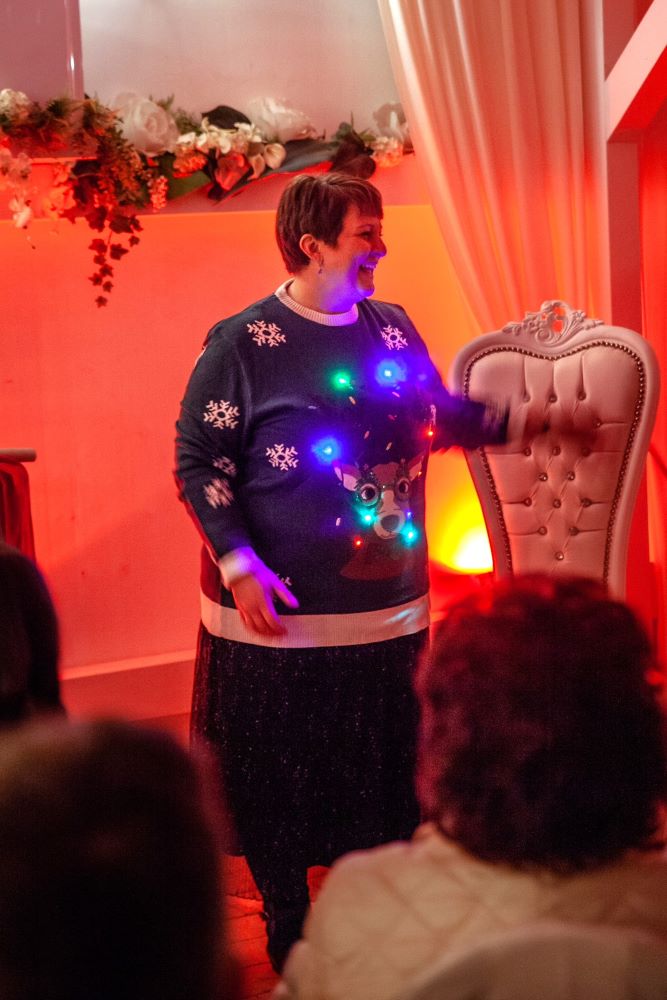 Freie_Trauung_Weiden_Traurednerin Traurednerin der freien Trauung in Weiden mit einem Weihnachtspulli
