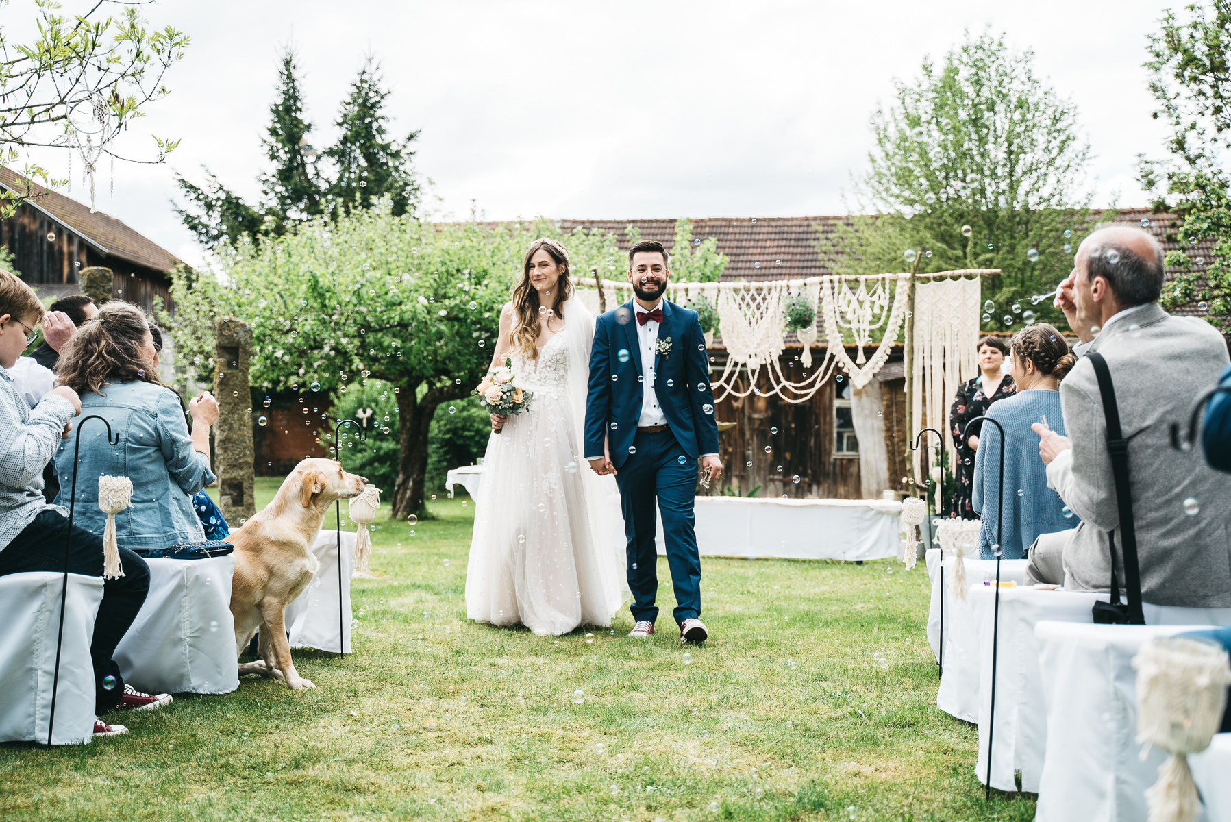 Lieder_Auszug_Hochzeit Hochzeitspaar hört Lieder für den Auszug bei der Hochzeit